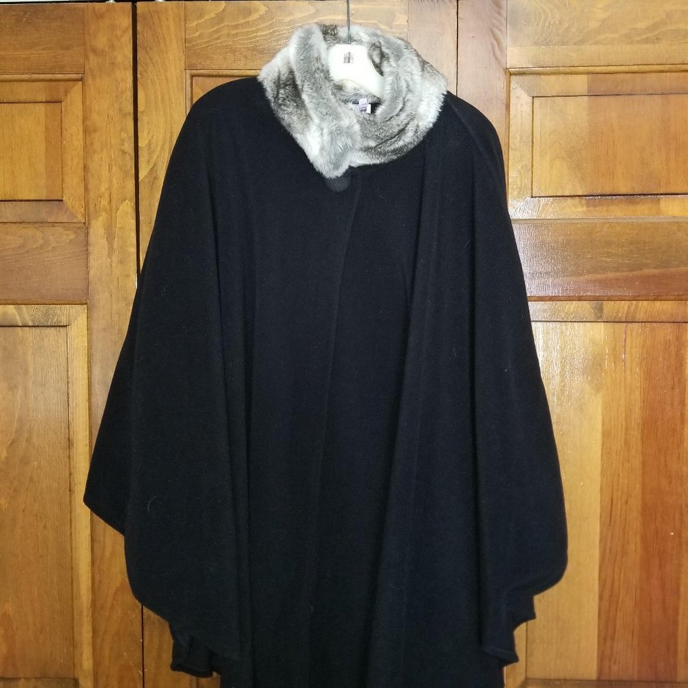 Stylish & Chic Black Cape With Faux Fur Collar